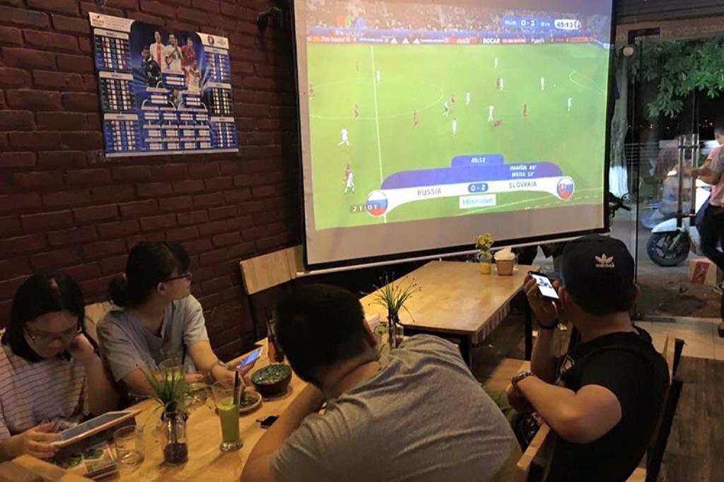 Nhiều quán cà phê lựa chọn kênh xem bóng đá Vaoroi TV để phát sóng